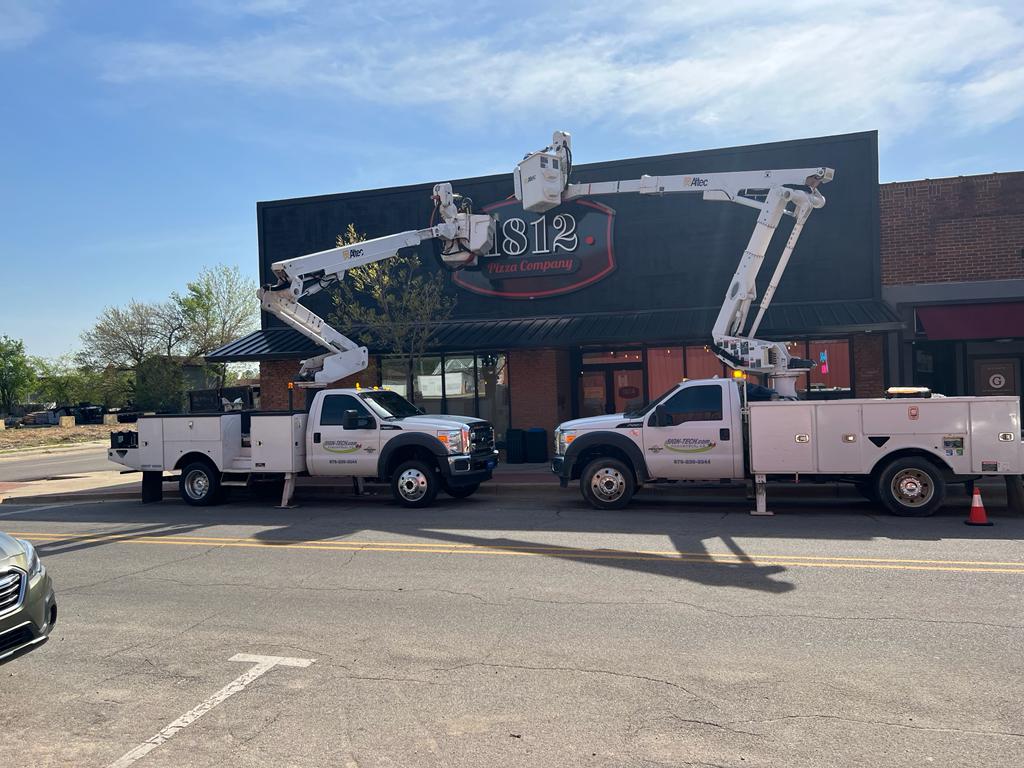 1812 pizza company sign installation